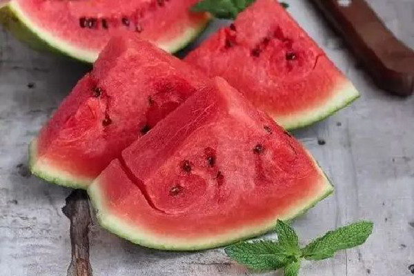 西瓜沾鹽吃有什么好處 西瓜沾鹽會甜嗎 西瓜沾鹽吃有什么好處 西瓜沾鹽會甜嗎