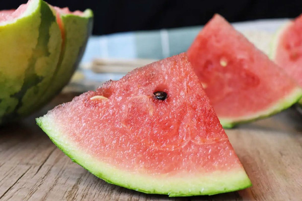 西瓜什么時(shí)候吃適合 西瓜吃完嘴巴發(fā)酸怎么回事 西瓜什么時(shí)候吃適合 西瓜吃完嘴巴發(fā)酸怎么回事