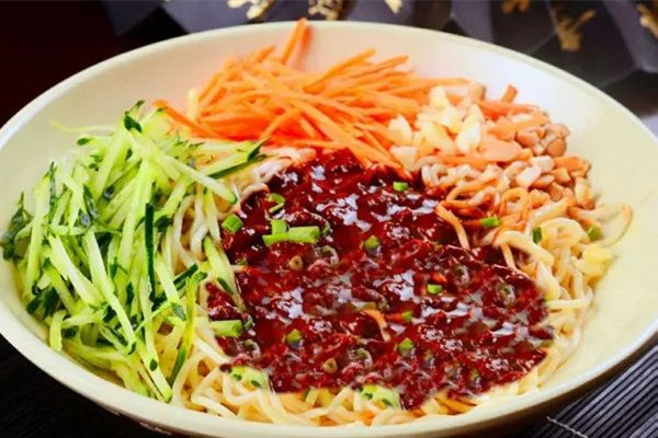 炸醬面用黃豆醬還是甜面醬 炸醬面用什么醬比較好吃 炸醬面用黃豆醬還是甜面醬 炸醬面用什么醬比較好吃