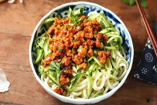 炸醬面的熱量是多少大卡 炸醬面適合減肥吃嗎 炸醬面的熱量是多少大卡 炸醬面適合減肥吃嗎