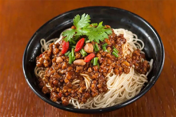 炸醬面用黃豆醬還是甜面醬 炸醬面用什么醬比較好吃 炸醬面用黃豆醬還是甜面醬 炸醬面用什么醬比較好吃