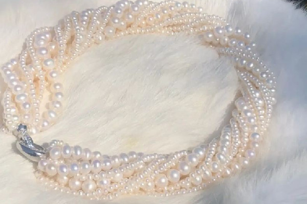 珍珠項(xiàng)鏈適合哪個(gè)年齡的女性 珍珠項(xiàng)鏈?zhǔn)裁磿r(shí)候戴最合適 珍珠項(xiàng)鏈適合哪個(gè)年齡的女性 珍珠項(xiàng)鏈?zhǔn)裁磿r(shí)候戴最合適