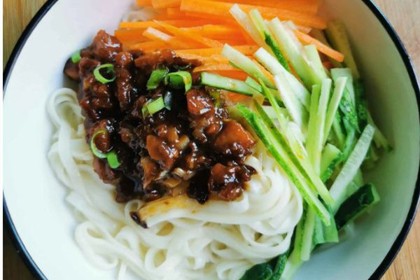 炸醬面用黃豆醬還是甜面醬 炸醬面用什么醬比較好吃 炸醬面用黃豆醬還是甜面醬 炸醬面用什么醬比較好吃