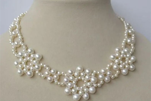 珍珠項鏈白色好還是粉色好 珍珠項鏈?zhǔn)裁搭伾詈? alt=