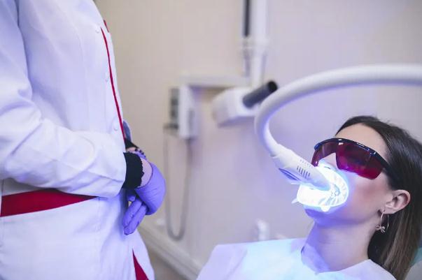 冷光美白牙齒要多少錢一次 冷光美白牙齒對牙齒有什么傷害 冷光美白牙齒要多少錢一次 冷光美白牙齒對牙齒有什么傷害