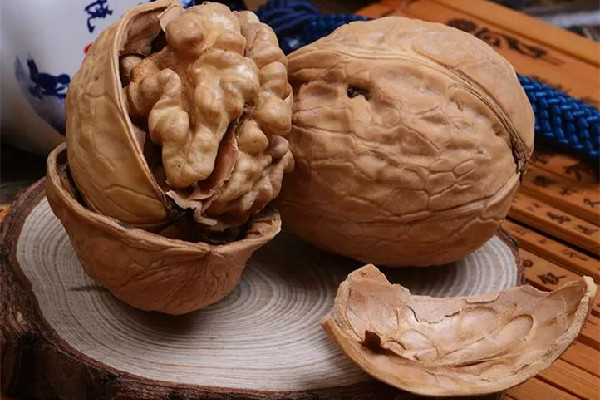 紙皮核桃吃生的好還是熟的好 紙皮核桃吃起來(lái)有點(diǎn)苦是怎么回事 紙皮核桃吃生的好還是熟的好 紙皮核桃吃起來(lái)有點(diǎn)苦是怎么回事