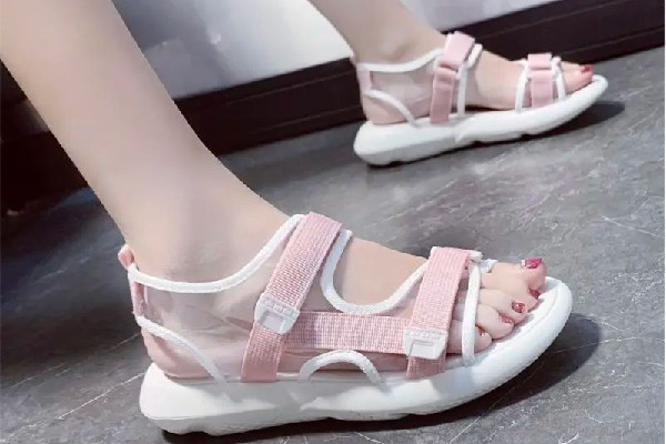 涼鞋是拖鞋嗎 涼鞋和拖鞋的區(qū)別 涼鞋是拖鞋嗎 涼鞋和拖鞋的區(qū)別