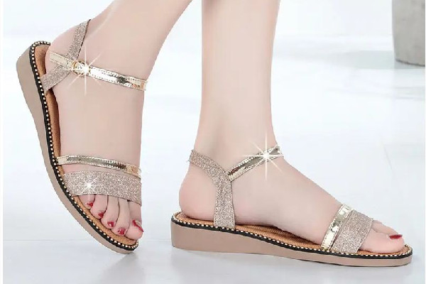 涼鞋什么材質的比較好 涼鞋穿久了很臭怎么辦 涼鞋什么材質的比較好 涼鞋穿久了很臭怎么辦