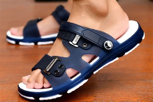 涼鞋可以泡水洗嗎 涼鞋怎么清洗保養(yǎng) 涼鞋可以泡水洗嗎 涼鞋怎么清洗保養(yǎng)