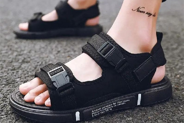 涼鞋可以泡水洗嗎 涼鞋怎么清洗保養(yǎng) 涼鞋可以泡水洗嗎 涼鞋怎么清洗保養(yǎng)