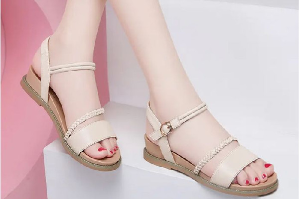 涼鞋穿襪子會不會很怪異 涼鞋穿襪子怎么搭配好看 涼鞋穿襪子會不會很怪異 涼鞋穿襪子怎么搭配好看