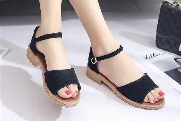 涼鞋掉色是質量問題嗎 涼鞋掉色了有什么辦法補救 涼鞋掉色是質量問題嗎 涼鞋掉色了有什么辦法補救