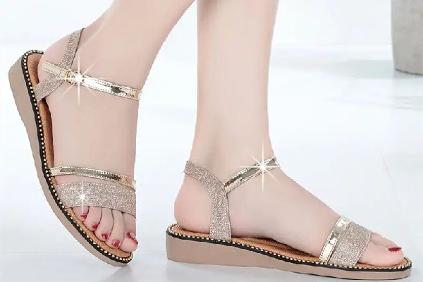 涼鞋是橡膠底好還是pvc底好 涼鞋什么鞋底材質(zhì)最好 涼鞋是橡膠底好還是pvc底好 涼鞋什么鞋底材質(zhì)最好