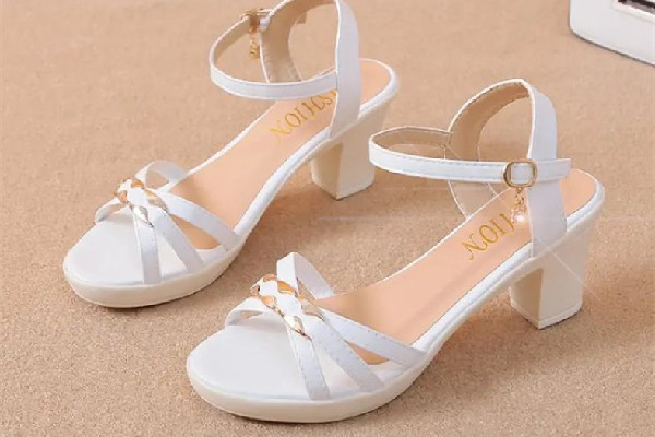 涼鞋穿襪子會不會很怪異 涼鞋穿襪子怎么搭配好看 涼鞋穿襪子會不會很怪異 涼鞋穿襪子怎么搭配好看