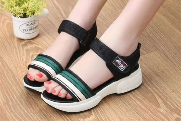 涼鞋掉色是質量問題嗎 涼鞋掉色了有什么辦法補救 涼鞋掉色是質量問題嗎 涼鞋掉色了有什么辦法補救