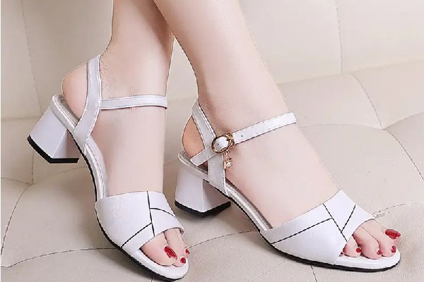 涼鞋穿襪子會不會很怪異 涼鞋穿襪子怎么搭配好看 涼鞋穿襪子會不會很怪異 涼鞋穿襪子怎么搭配好看