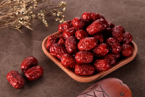 紅棗要怎么清洗才干凈 紅棗是直接吃還是泡水喝比較好 紅棗要怎么清洗才干凈 紅棗是直接吃還是泡水喝比較好