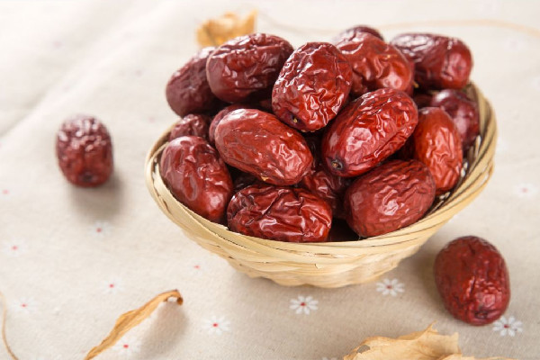 紅棗泡水一次放多少粒 紅棗泡水要不要切開 紅棗泡水一次放多少粒 紅棗泡水要不要切開