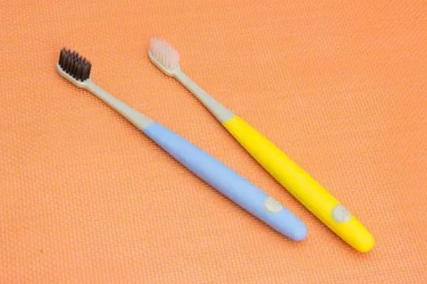 牙刷軟毛和硬毛哪個(gè)好 牙刷買(mǎi)電動(dòng)的好還是手動(dòng)的好