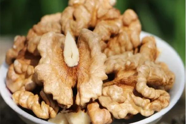 核桃肉有點油耗味能吃嗎 核桃肉吃多了會上火嗎
