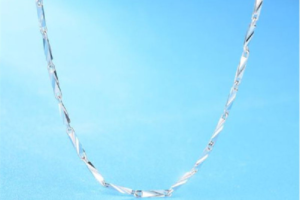 鉑金項(xiàng)鏈會(huì)越戴越長嗎 鉑金項(xiàng)鏈佩戴多少克舒服 鉑金項(xiàng)鏈會(huì)越戴越長嗎 鉑金項(xiàng)鏈佩戴多少克舒服