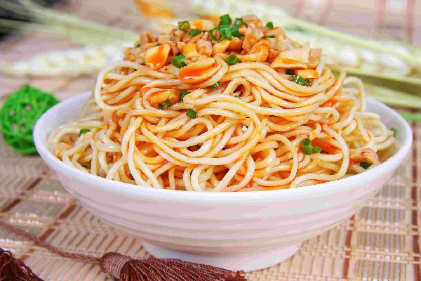 涼面的調(diào)料汁怎么調(diào) 涼面要放什么佐料才好吃 涼面的調(diào)料汁怎么調(diào) 涼面要放什么佐料才好吃