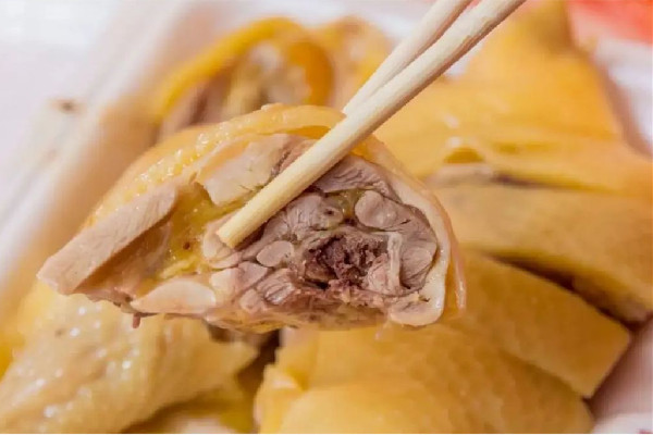 白切雞用開水煮還是冷水煮 白切雞要怎么做皮肉才會緊實 白切雞用開水煮還是冷水煮 白切雞要怎么做皮肉才會緊實