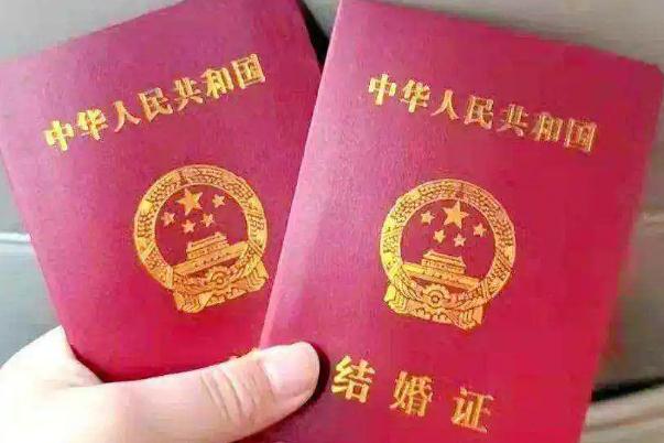 結婚證照片是自帶還是現(xiàn)場拍 結婚證照片有什么要求嗎 結婚證照片是自帶還是現(xiàn)場拍 結婚證照片有什么要求嗎