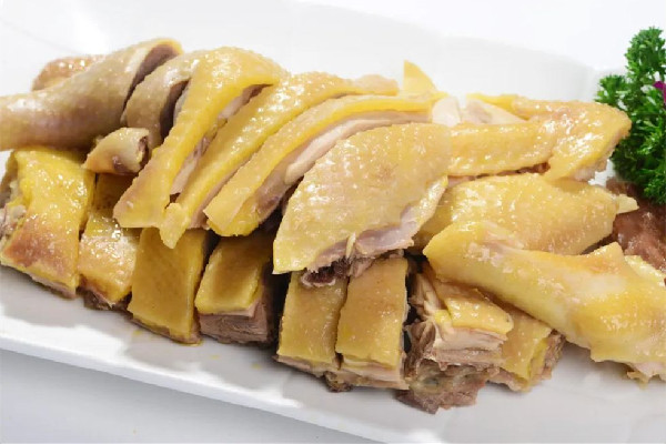 白切雞用開水煮還是冷水煮 白切雞要怎么做皮肉才會緊實 白切雞用開水煮還是冷水煮 白切雞要怎么做皮肉才會緊實