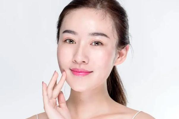 皮膚出油可以直接用散粉嗎 皮膚出油可以吃維生素B6調(diào)理嗎 皮膚出油可以直接用散粉嗎 皮膚出油可以吃維生素B6調(diào)理嗎