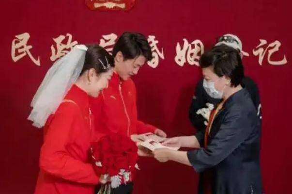 結婚證照片是自帶還是現(xiàn)場拍 結婚證照片有什么要求嗎 結婚證照片是自帶還是現(xiàn)場拍 結婚證照片有什么要求嗎