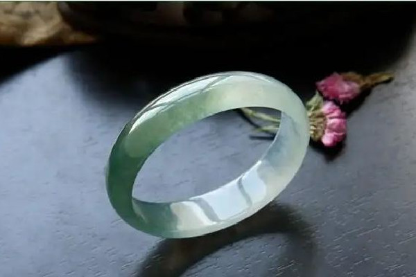 貴妃鐲有棉好還是無棉好 貴妃鐲有裂痕怎么辦 貴妃鐲有棉好還是無棉好 貴妃鐲有裂痕怎么辦