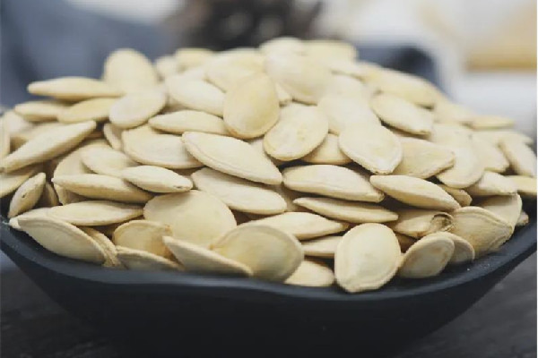 南瓜子炒熟了還有營(yíng)養(yǎng)價(jià)值嗎 南瓜子熟吃殺死寄生蟲(chóng)嗎