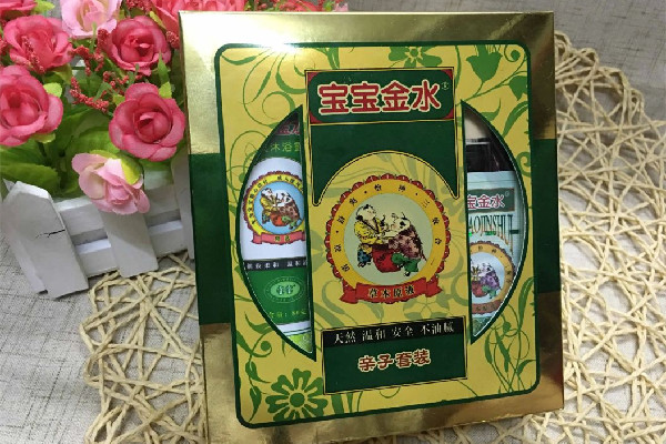 寶寶金水可以和沐浴露一起用嗎 寶寶金水會不會把皮膚洗黃 寶寶金水可以和沐浴露一起用嗎 寶寶金水會不會把皮膚洗黃