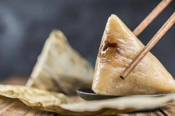 粽子煮熟后放在水里還是撈出來(lái) 粽子煮熟后要泡一夜嗎 粽子煮熟后放在水里還是撈出來(lái) 粽子煮熟后要泡一夜嗎