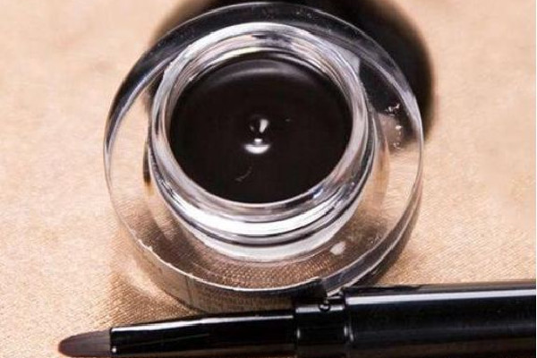 眼線膏和眼線膠筆哪個(gè)好用 眼線膏會(huì)暈染嗎 眼線膏和眼線膠筆哪個(gè)好用 眼線膏會(huì)暈染嗎