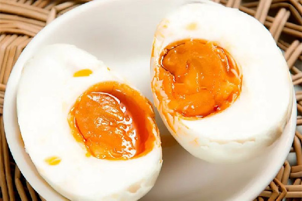 咸鴨蛋怎么腌制才出油好吃 咸鴨蛋出油的訣竅 咸鴨蛋怎么腌制才出油好吃 咸鴨蛋出油的訣竅