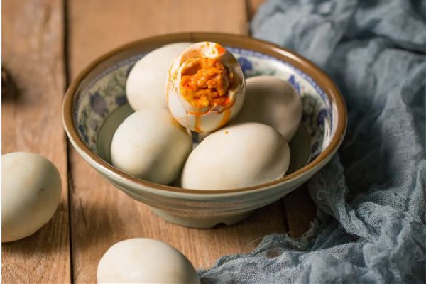 咸鴨蛋煮熟后能保存多久 咸鴨蛋放冰箱還是常溫保存好 咸鴨蛋煮熟后能保存多久 咸鴨蛋放冰箱還是常溫保存好