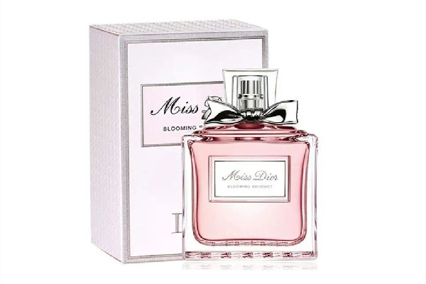 夏天應(yīng)該選哪種類型香水 夏天香水怎么噴才持久 夏天應(yīng)該選哪種類型香水 夏天香水怎么噴才持久