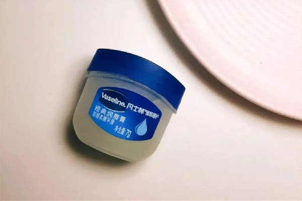 凡士林對(duì)燙傷有用嗎 凡士林可以敷傷口嗎 凡士林對(duì)燙傷有用嗎 凡士林可以敷傷口嗎