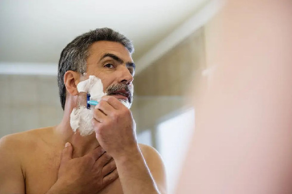 刮胡子可以用洗面奶嗎 刮胡子可以用什么代替泡沫 刮胡子可以用洗面奶嗎 刮胡子可以用什么代替泡沫