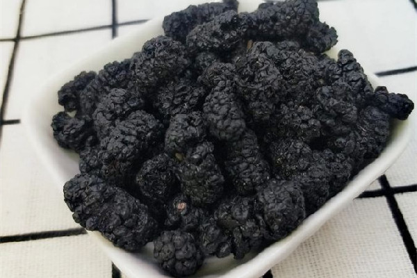 桑葚干直接吃好還是泡水好 桑葚干直接吃有營養(yǎng)嗎 桑葚干直接吃好還是泡水好 桑葚干直接吃有營養(yǎng)嗎