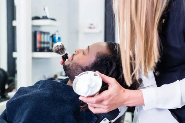 刮胡子前用熱毛巾敷會好刮點嗎 刮胡子前用什么軟化胡子 刮胡子前用熱毛巾敷會好刮點嗎 刮胡子前用什么軟化胡子