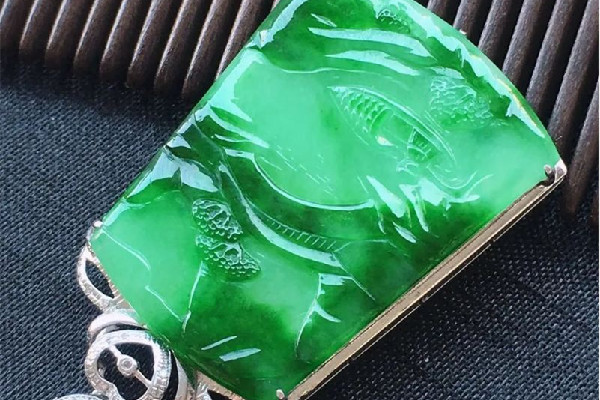 翡翠吊墜會變色嗎 翡翠吊墜怎么保養(yǎng) 翡翠吊墜會變色嗎 翡翠吊墜怎么保養(yǎng)