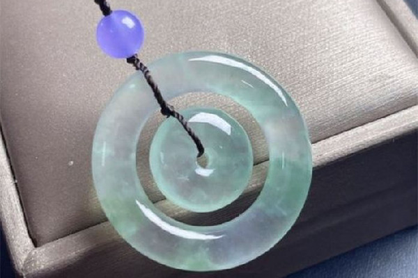 翡翠吊墜適合什么鏈子 翡翠吊墜配鏈子好還是繩子好 翡翠吊墜適合什么鏈子 翡翠吊墜配鏈子好還是繩子好