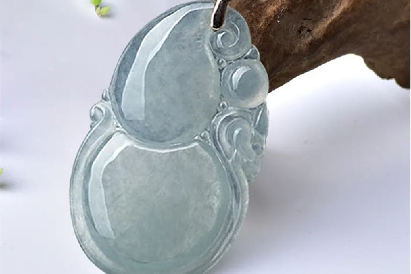 翡翠吊墜會(huì)越戴越透嗎 翡翠吊墜養(yǎng)人還是黃金養(yǎng)人 翡翠吊墜會(huì)越戴越透嗎 翡翠吊墜養(yǎng)人還是黃金養(yǎng)人