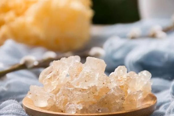 雪燕吃起來有酸味正常嗎 雪燕是什么味道 雪燕吃起來有酸味正常嗎 雪燕是什么味道