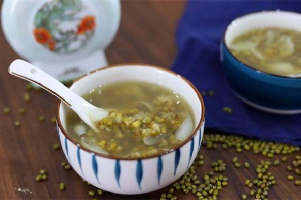 綠豆湯放冰糖好還是白糖好 綠豆湯什么時(shí)候加糖比較合適 綠豆湯放冰糖好還是白糖好 綠豆湯什么時(shí)候加糖比較合適