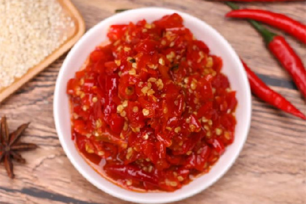 剁椒醬和辣椒醬的區(qū)別 剁椒醬和什么菜一起炒好吃 剁椒醬和辣椒醬的區(qū)別 剁椒醬和什么菜一起炒好吃