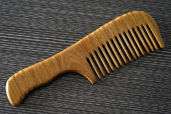 木梳子用久了有味怎么辦 木梳子為什么會(huì)發(fā)臭 木梳子用久了有味怎么辦 木梳子為什么會(huì)發(fā)臭